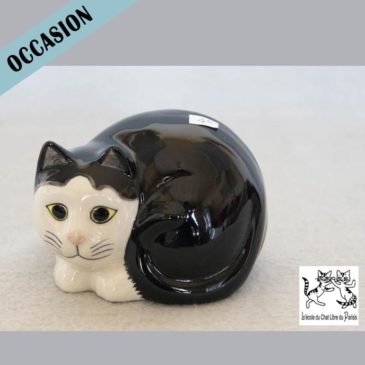 chat en céramique noir et blanc