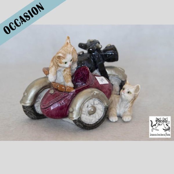 bibelot représentant des chats jouant autour d'une moto