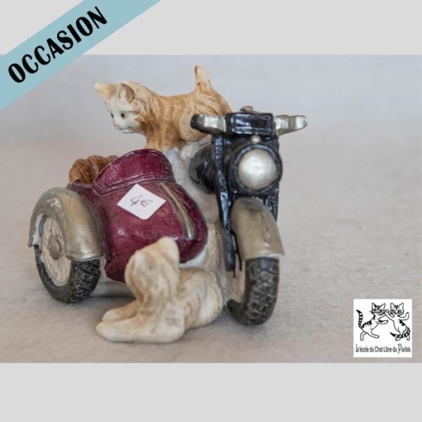 bibelot représentant des chats jouant autour d'une moto