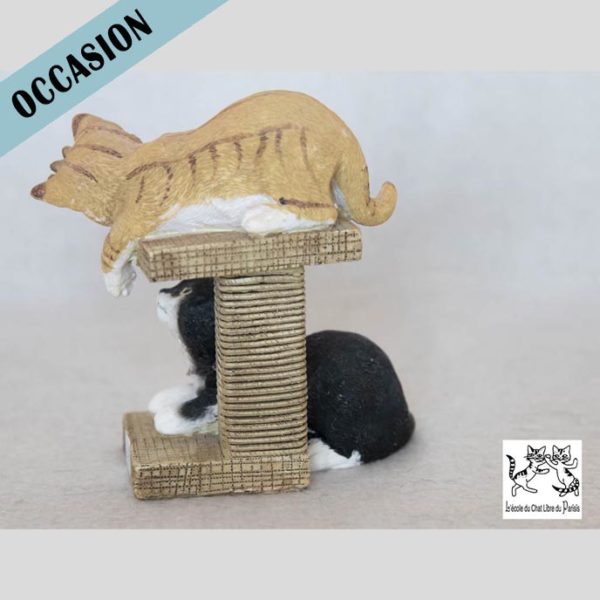 Bibelot représentant deux chats jouant sur un griffoir