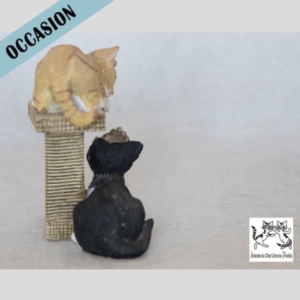 Bibelot représentant deux chats jouant sur un griffoir
