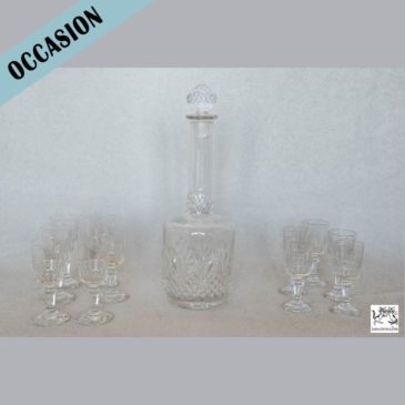 carafe et verres à pied